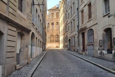 Chambre meublée au cœur de la vieille-ville avec local indépendant