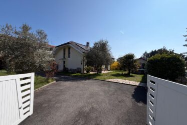 Magnifique villa avec jardin et piscine à Vernier