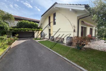 Magnifique villa avec jardin et piscine à Vernier